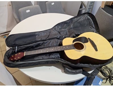 Guitar With Carry Bag

