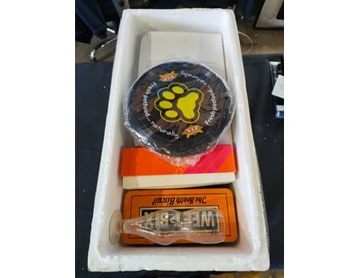 Vintage collectible lot comprising tins, frisbees,...