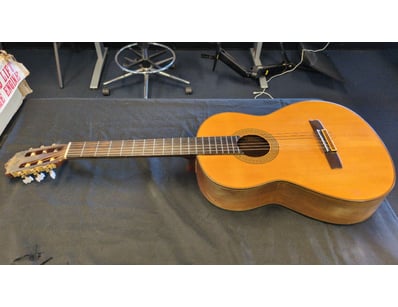VINTAGE YAMAHA CLASSICAL ACOUSTIC GUITAR

Vintag...