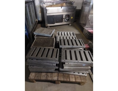 Commercial kitchen equipment lot comprising multip...