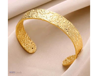GOLD PLATED STAINLESS STEEL CUFF BANGLE        

C...