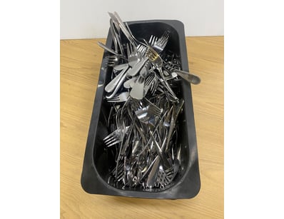 Desert forks. Metal. 14.5cm each fork. 

SOLD AS...