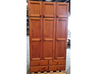 Dresser, 9 storage cupboards, mahogany like

Dim...