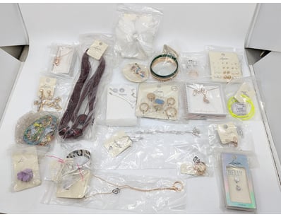 COLLECTION OF JEWELLERY PIECES INCLUDING BANGLES, ...