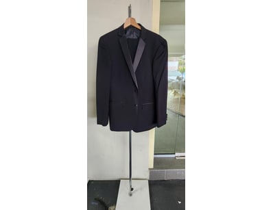 NEW ENGLAND BLACK TUXEDO

Material: Polyester - Ty...