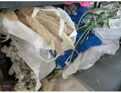 Mixed dried floral arrangement lot comprising pres...