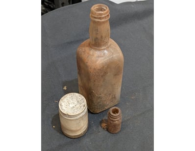 COLLECTION OF MEDICINAL GLASS BOTTLES AND VESSELS...