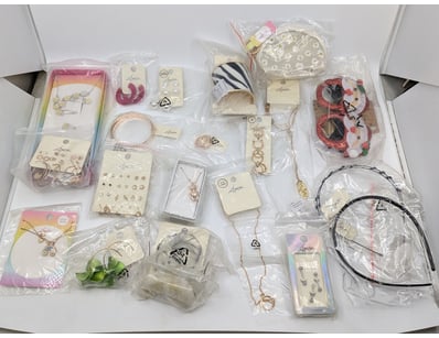 COLLECTION OF JEWELLERY PIECES INCLUDING EARRINGS,...