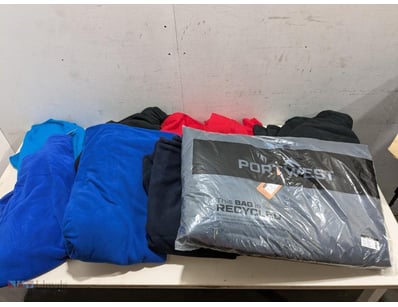 Bulk clothing lot garments from Australian retaile...