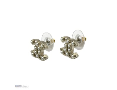 CHANEL FAUX PEARL CRYSTAL CC STUD EARRINGS GOLD

M...