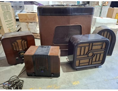 COLLECTION OF FIVE VINTAGE BAKELITE AND WOOD CABIN...