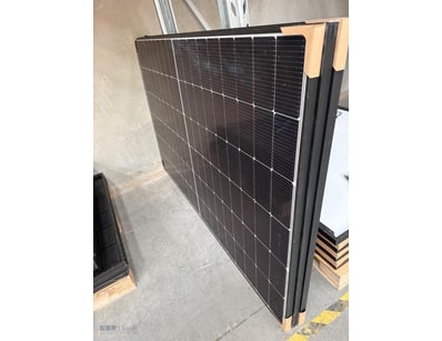 Monocrystalline solar panel featuring high-efficie...