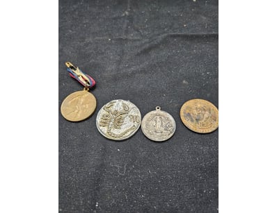 MIXED MEDALS AND COMMEMORATIVE COINS COLLECTION

5...