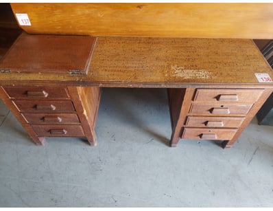 Mostly UNRESERVED Ex-Hire Stage Lighting, PA & ... - Lot 136