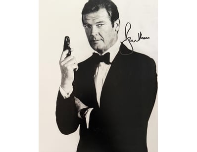 JAMES BOND 007 ROGER MOORE SIGNED PHOTO

Roger Moo...
