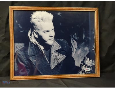 AN AUTOGRAPHED PHOTO PRINT FEATURING KIEFER SUTHER...