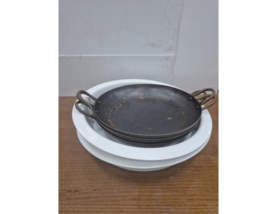 Assorted bowls and cooking pans. 

Sold as lot
...