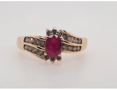 14CT YELLOW GOLD, RUBY, DIAMOND TWIST RING.

Tot...