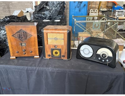 VINTAGE WOODEN CABINET RADIO WITH ART DECO DESIGN
...