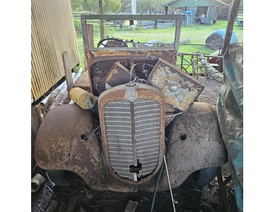 Vintage Classic Car, with parts, SOLD AS LOT

Vend...