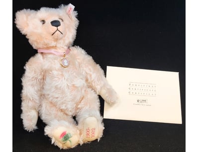 The Curio Collection (A995) - Lot 1153