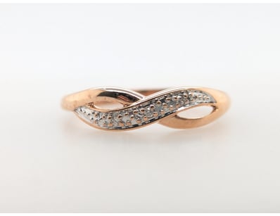 9CT YELLOW GOLD DIAMOND RING


583010+6


