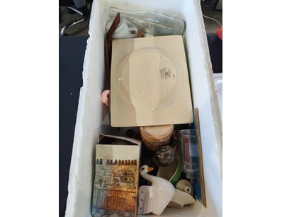 Eclectic mixed lot comprising vintage collectibles...