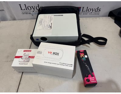 Lot comprising Sony data projector with carrying c...