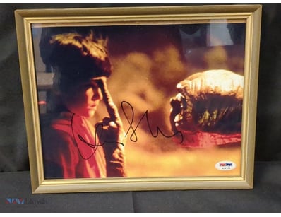 AUTOGRAPHED PHOTOGRAPH OF HENRY THOMAS.

Item Size...