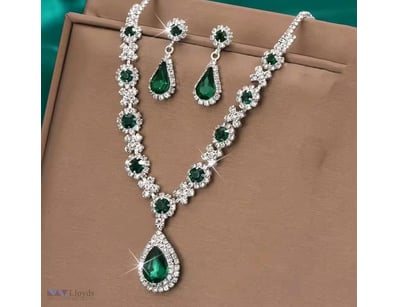 RHINESTONE NECKLACE AND EARRINGS SET WITH GREEN ST...