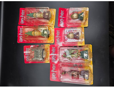 HARRY POTTER COLLECTIBLE FIGURINE SET - VINTAGE BL...