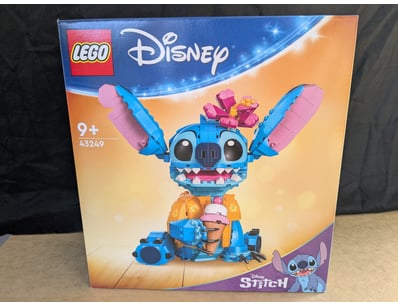 **UNRESERVED** LIFETIME COLLECTION OF LEGO PART... - Lot 354