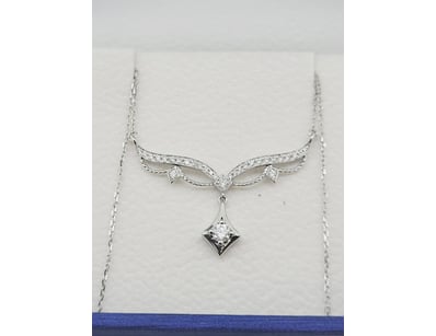 18K WHITE GOLD FEATHER DESIGN DIAMOND NECKLACE

...