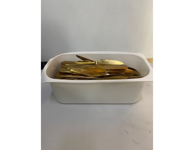 Lot of gold coloured dinner knives. 

SOLD AS LOT...