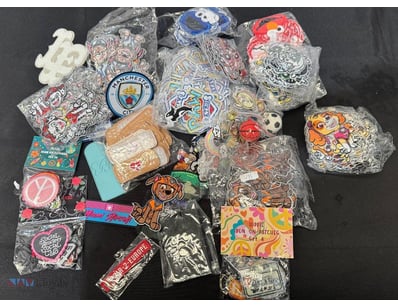 Assorted decorative patches 

Note: sold as lot...