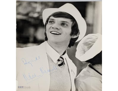 SIGNED PHOTOGRAPH OF MALCOLM MCDOWELL CERTIFICATE ...