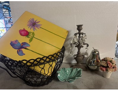Assorted selection of homewares and ornaments 

...
