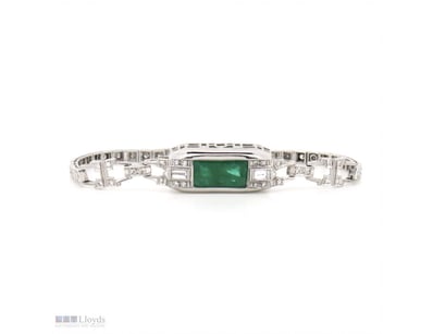 THE DESIGN FEATURES, ONE RECTANGLE CUT, DARK MODER...