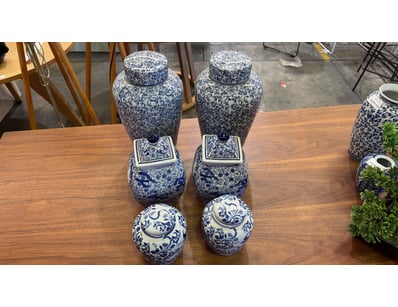 Exceptional collection of blue and white porcelain...