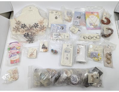 COLLECTION OF JEWELLERY PIECES INCLUDING EARRINGS,...