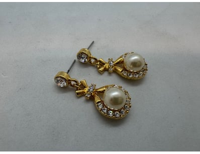 FAUX PEARL DROP EARRINGS

Condition: Good - Refe...