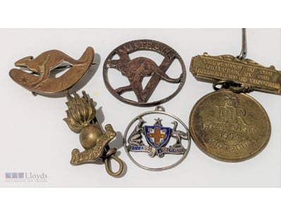 AUSTRALIAN WWII BADGES & TRENCH ART & 1954 ROYAL V...