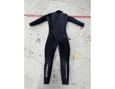 Lot of four wetsuits in various styles. Brand: Oce...