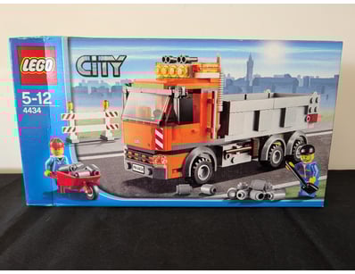 **UNRESERVED** LIFETIME COLLECTION OF LEGO PART... - Lot 709