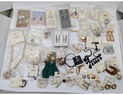 COLLECTION OF JEWELLERY PIECES INCLUDING NECKLACES...