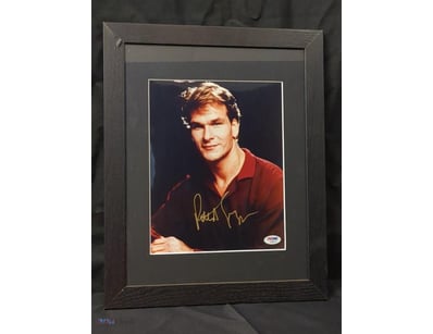 A FRAMED, AUTOGRAPHED PHOTOGRAPH OF THE LATE ACTOR...