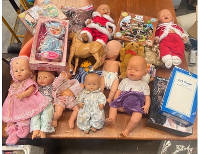 Extensive lot of dolls and games 

Note: sold as l...