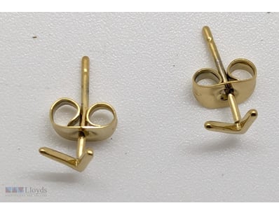 COLLECTION OF V-SHAPED GOLD COLOURED STUD EARRINGS...