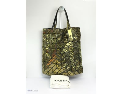 BAOBAO ISSEY MIYAKE GOLD LARGE TOTE BAG

Material:...