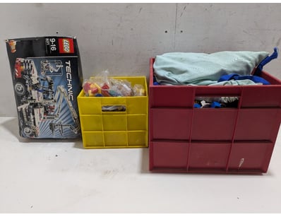 Assorted Lego pieces. 

Sold as lot 

Note: un...